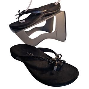 VIONIC Bella‎ Toe Post Flip Flop Sandals with Bow Black Lizard Reptile Women's 7
